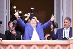 有排面！阿根廷新任总统会面马拉多纳 老马赠送特制球衣