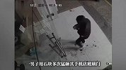 男子行窃遇上特硬玻璃门，用石块猛砸多次：门仅受轻微损伤