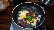鸡蛋炒辣椒怎么炒才好吃，简单又好吃的鸡蛋炒辣椒，超级下饭