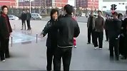格斗-15年-女太极大师广场真打 身手犀利如故-新闻