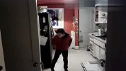 [育儿]小男孩洗碗时跳热舞被受众人围观