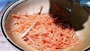 我家胡萝卜就这样吃，加三颗鸡蛋，不炒不炖不凉拌，比肉还香