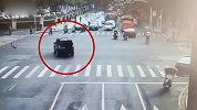 【湖南】路虎失控撞飞行人“插”进围墙 致一人死亡