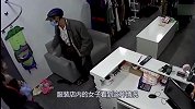 男子闯进店内欲行不轨，老板娘吓得跪地求饶，监控拍下全程！