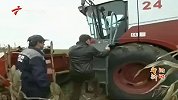 实拍梅普组合下乡驾收割机干农活