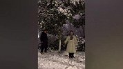 男生踢树帮女友拍落雪视频，雪落瞬间男生跪地浪漫求婚，氛围太惊艳