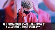 张艺兴顶着青苹果发色回国，脖子贴膏药疑似受伤，心疼小绵羊