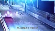 小伙骑车“偶遇”3美女，疯狂炫技“撩妹”，结果酿成“惨”祸