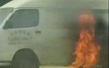 西安一面包车发生自燃 消防救援及时无人员伤亡