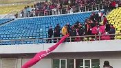 愤怒！亚泰客场失利本赛季冲超无望 远征军怒撕旗帜宣泄不满