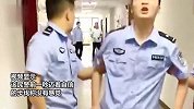 民警试戴电子脚镣，前一秒自信迈步称“没有感觉” 后一秒立马倒地