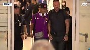 人气爆棚！巴萨抵达韩国首尔 亚马尔现身引发欢呼