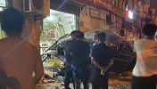 轿车飞速冲进路边炒面店 致店铺墙体受损3人受伤