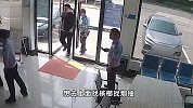 只顾偷东西了？湖北一男子欲在派出所门口行窃警察看呆
