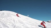 白雪皑皑一抹红 国外滑雪大神扮圣诞老人驰骋高山白雪