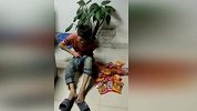 小伙裤裆藏数十包零食 和大妈拼容量