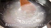 在家怎样做豌豆凉粉？大厨把水和淀粉的比例告诉你，口感爽滑筋道