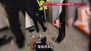 女生同时谈了两个男友，男友们同时过来送花，气愤报警当面对峙
