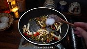 白菇怎么样炒好吃，简单又好吃的白玉菇炒酸菜，超级开胃