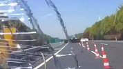 以为“自动驾驶”绝对智能 男子开车不看路下一秒悲剧了