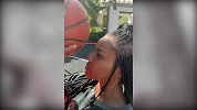 无视干扰！韦德妻子编起小辫练投篮 闪电侠大吼难阻进球