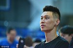 【PP体育在现场】林书豪缺阵京吉热身赛 场边和队友交谈甚欢