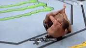 裁判想啥呢？UFC选手遭断头台被绞晕 过了快10秒才叫停