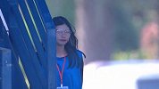 泰国女志愿者回眸腼腆一笑 现场众多本土年轻貌美球迷观战