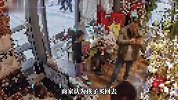 小女孩花50元买5枝玫瑰送妈妈，父亲大闹花店，“不退钱就让店开不下去！”