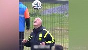 足球场边教练风骚操作！花式颠球调戏对手球员