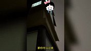 女孩独自在家饿肚子痛哭，隔窗求助女生：反复强调不要告诉爸妈