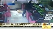 网吧惊现“抹布哥”iPhone手机顺手牵