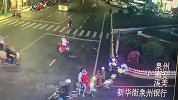 小车拐弯时男童被甩出车外 家长开出几米后才发觉