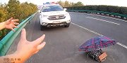 司机高速上停车，竟拿雨伞充当警示牌！下一秒钟画面尴尬了