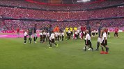 众将列队入场引欢呼 红魔球员鼓掌向球迷致意