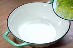 在东北有这么一道凉拌菜，名叫老虎菜，酸甜爽口