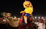 巴西吉祥物感受西亚风情 潇洒骑骆驼霸气十足