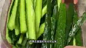 每年夏天都要做好几回的腌黄瓜，特别的酸爽开胃，真的太好吃了
