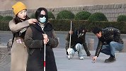 看到盲人女孩的头发散了，路人大哥手忙脚乱帮忙的样子太可爱了
