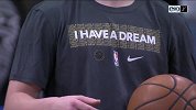 马刺主场纪念马丁路德金日 众球员身穿纪念T恤