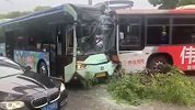 宁波一乘客辱骂拉拽公交车司机致两车相撞3人受伤 警方：已刑拘