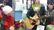 当地铁歌手遇到老外打快板