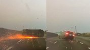 特技场面？小车失控侧翻擦出火花 贴地滑行几秒后自己翻回正面
