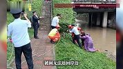 广州一男子在河道边钓鱼遇强降雨，水位瞬间升高被困！6名消防员用绳子拉上岸