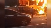 辽宁一货车侧翻起火不断发出爆炸声 司机当场死亡