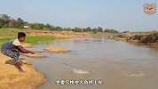 男子河边钓鱼，差点被神秘巨物拽进河里，最后竟有意外收获