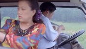 司机被大婶赶走，大叔开车把车开进田里