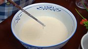 一碗面粉一碗水，教你做白面碗托，柔软筋道，比凉皮好吃