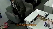 老板娘刚准备换衣服，下一秒男子就冲了进来，监控拍下无助全程！