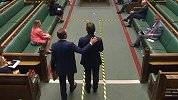 下议院内与同事勾肩搭背引热议 英卫生大臣辩称：因为我是人啊！